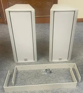 Sse26 Peavey Two 2 Sanctuary Series Speakers With Wall Mounts