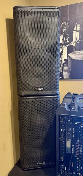 122i Qsc Hpr Self Powered Speakers/monitors With Road Cases